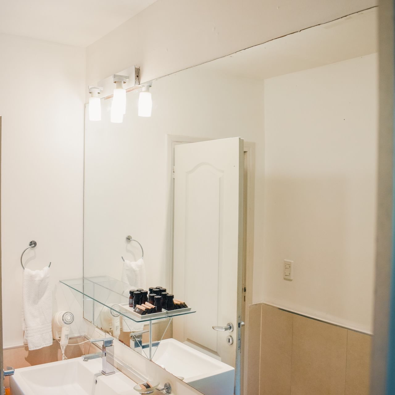 Bathroom vanity area in a room at La Cantera Lodge de Selva