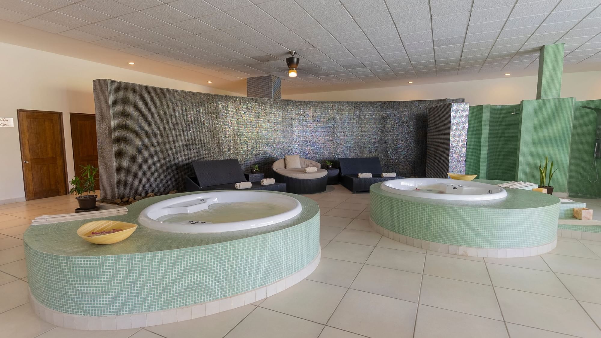 Dos jacuzzis de mosaico verde en el spa Riviera Nayarit.