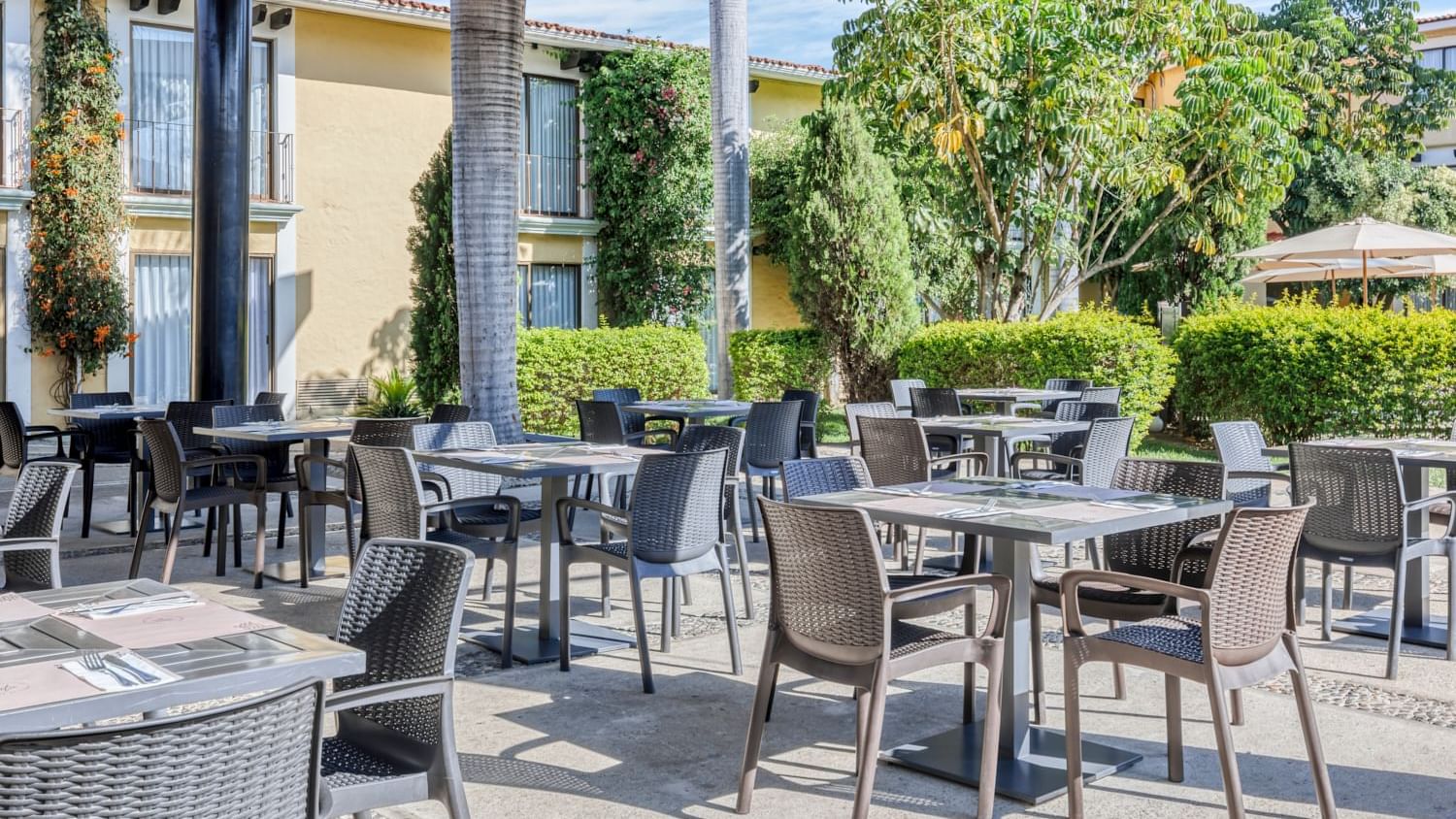 An outdoor dining area of a restaurant at Fiesta Inn