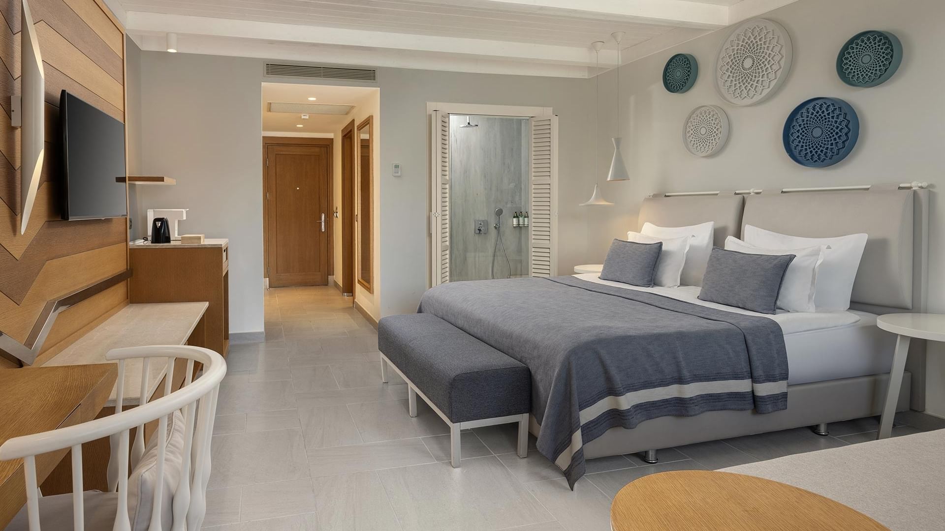 Стандартный номер с видом на море в отеле Titanic Luxury Collection Bodrum: включает душевую ванную комнату, кровать, рабочий стол и стул.