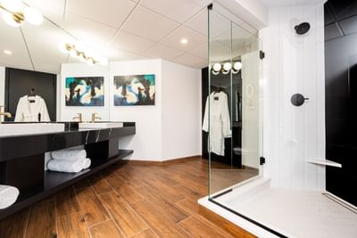 Large bathroom in a guestroom at Hotel Earl