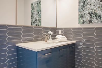 Bathroom vanity in Double Queen Blue Bayou at Retro Suites