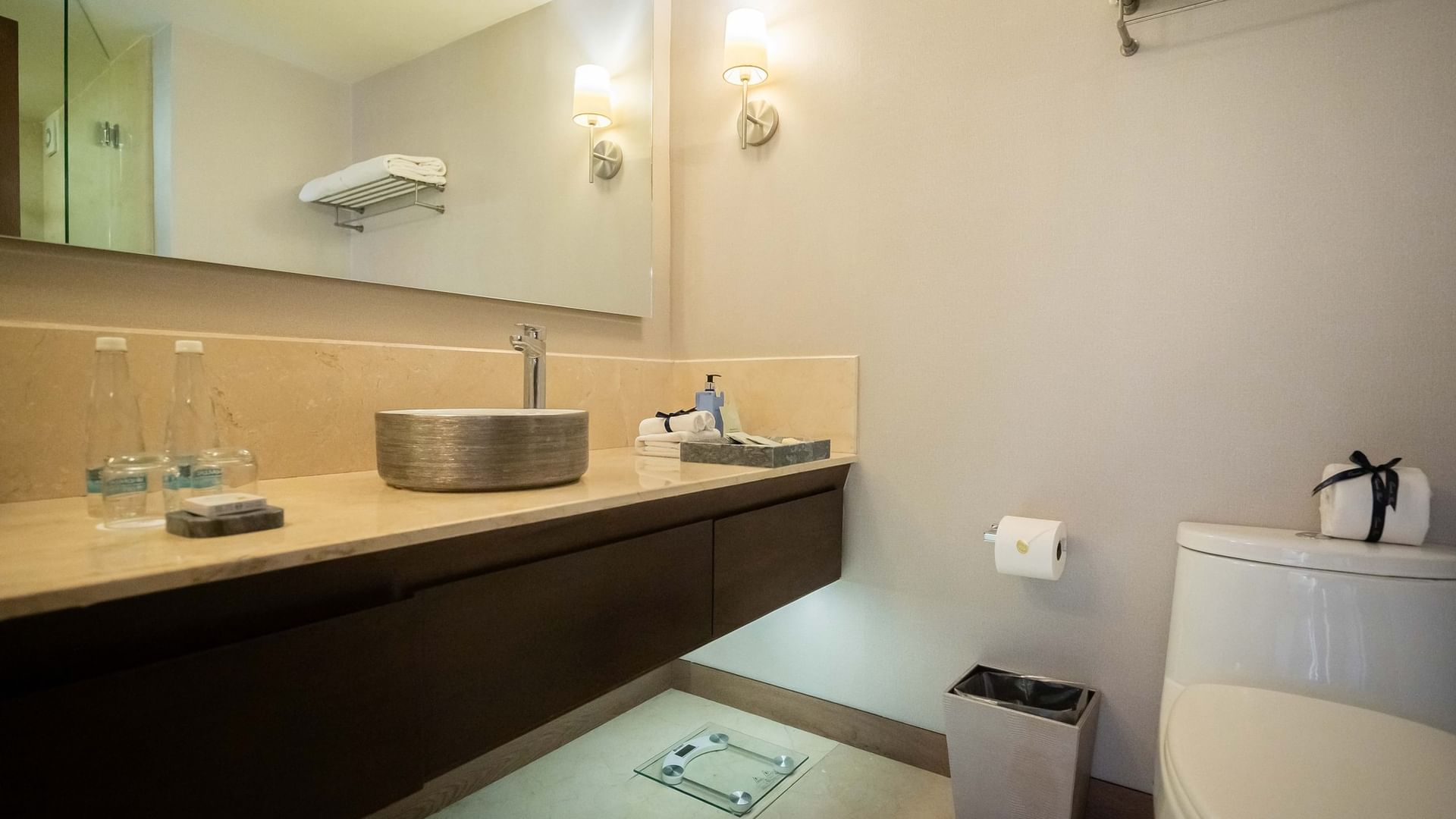 Baño lujoso con espejo grande, tocador, inodoro y papelera en la Quinta Real Puebla en Heroica Puebla de Zaragoza