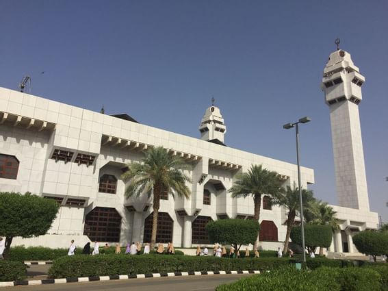 An exterior view of the Masjid Aisha near Elaf Hotels