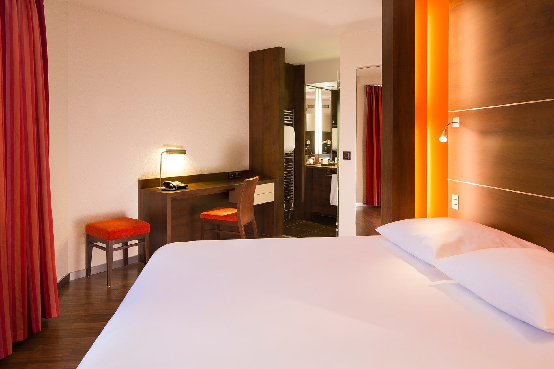 Comfort double room with working table at Oceania Rennes