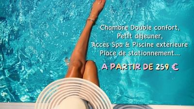 Femme avec chapeau rayé se détendant au bord d'une piscine turquoise avec offre Time To Relax à partir de 259 euros