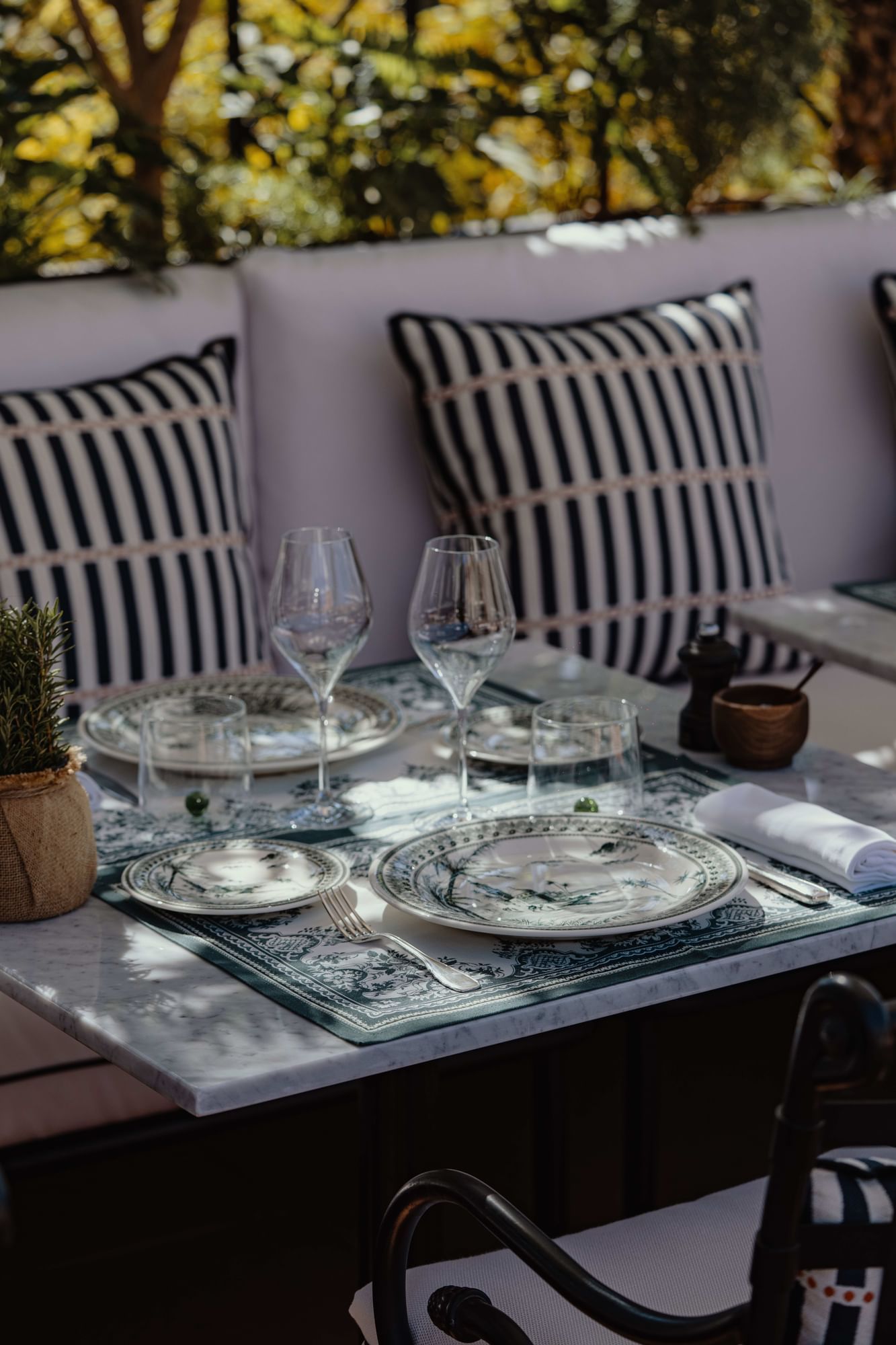 Tables dressées de La Terrasse, déjeuner et dîner en terrasse à Marrakech