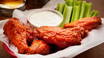 chicken wings with dipping sauce