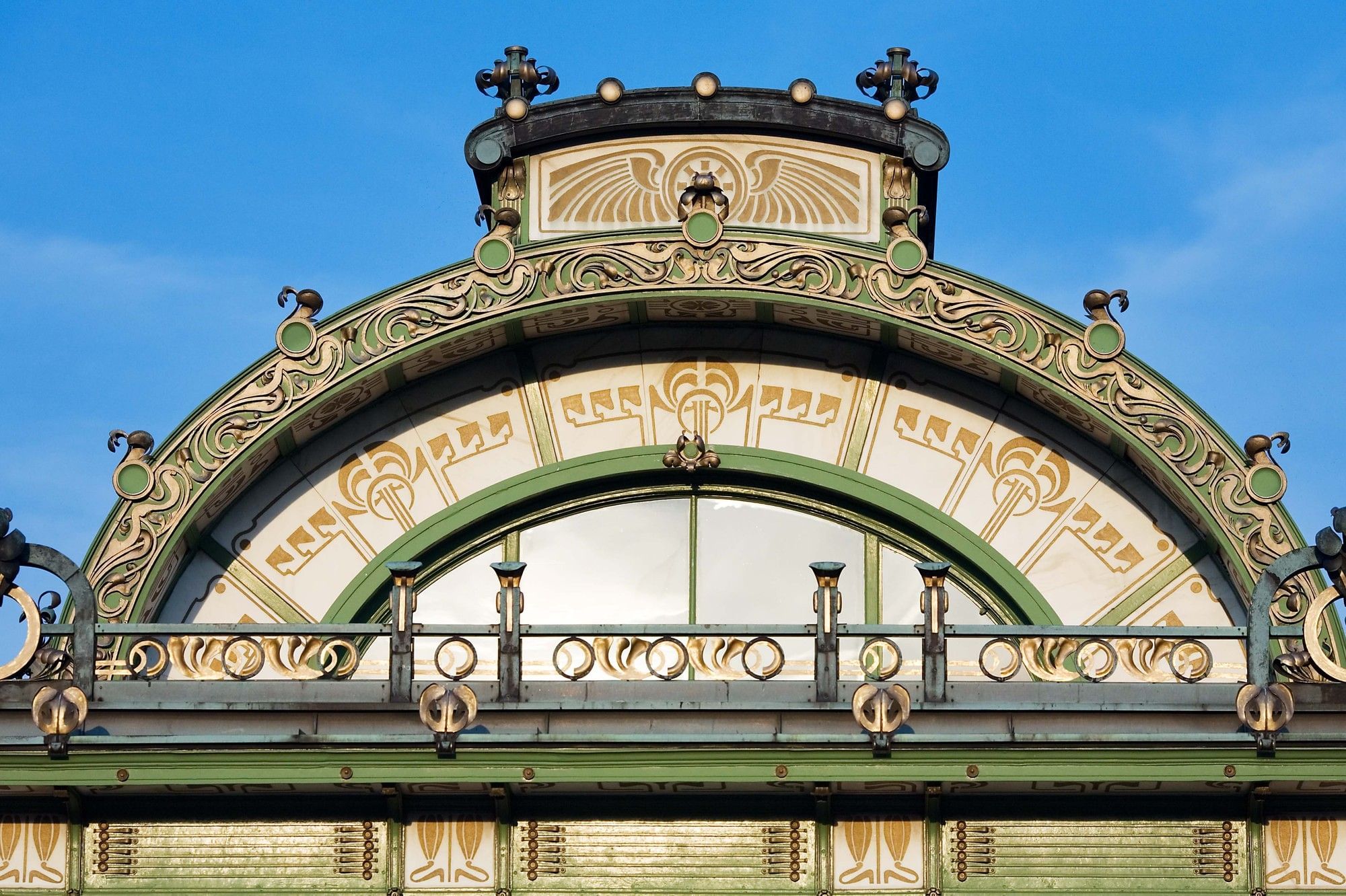 Jugendstil Stadtbahnstation Karlsplatz in Wien mit kunstvollen Ornamenten und dekorativer Fassade.