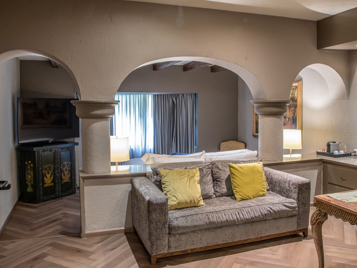 Master Suite King con arcos de piedra, sala de estar y cama king en Quinta Real Guadalajara