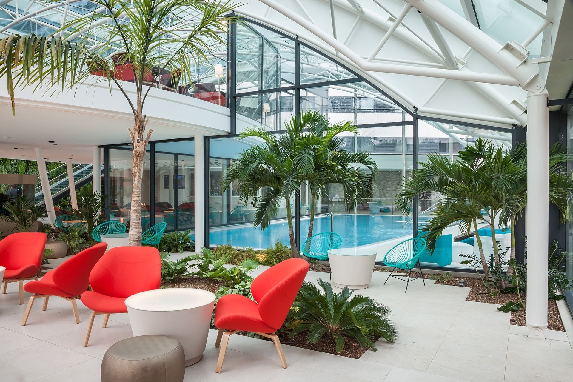 Coin salon près de la piscine à l'Oceania Paris Roissy CDG