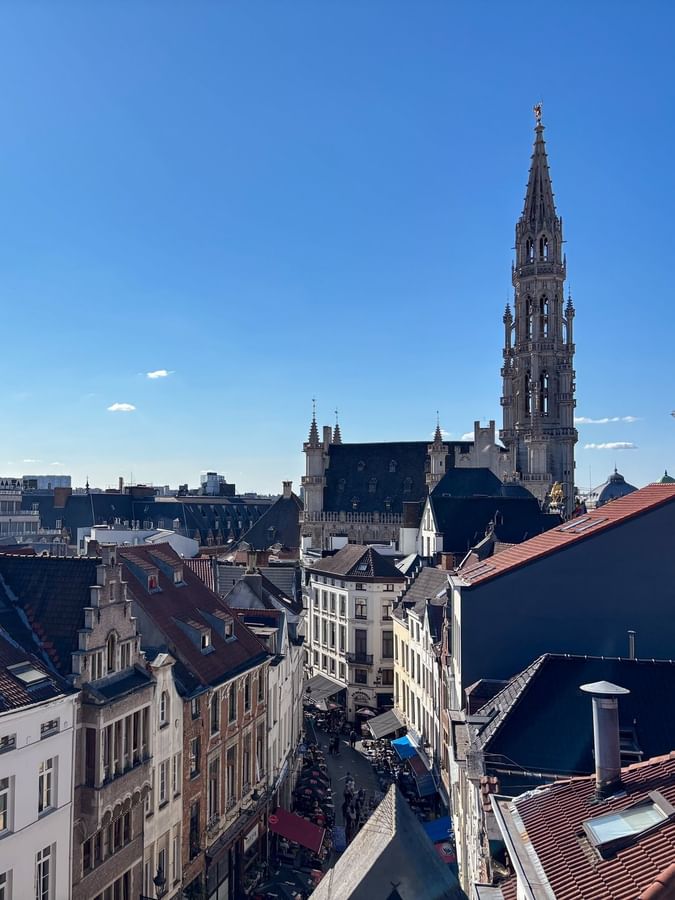 Horizon de Bruxelles avec vue sur la tour emblématique depuis la Junior Suite Privilège du Warwick Grand-Place Brussels.