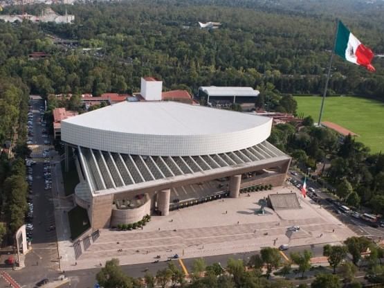 Vista aérea del Auditorio Nacional y árboles cerca del Fiesta Inn