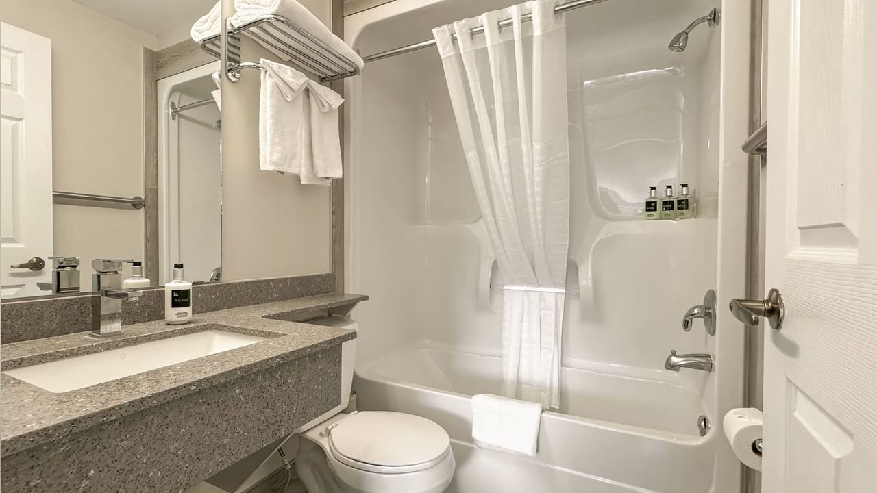 A clean bathroom with all the amenities