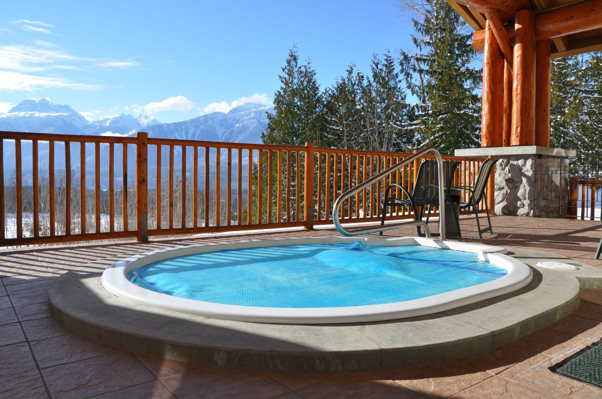 Outdoor jacuzzi with view of mountains