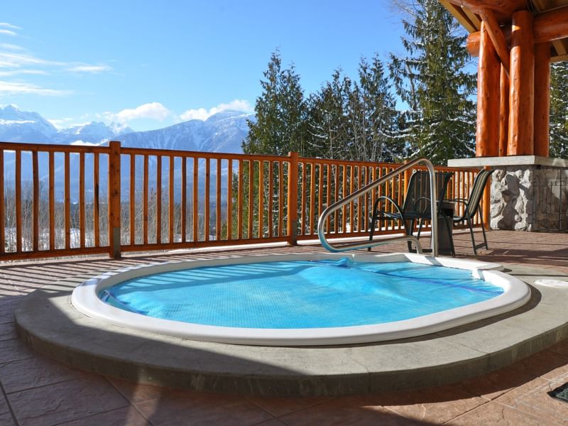 Outdoor jacuzzi overlooking mountains and pine trees