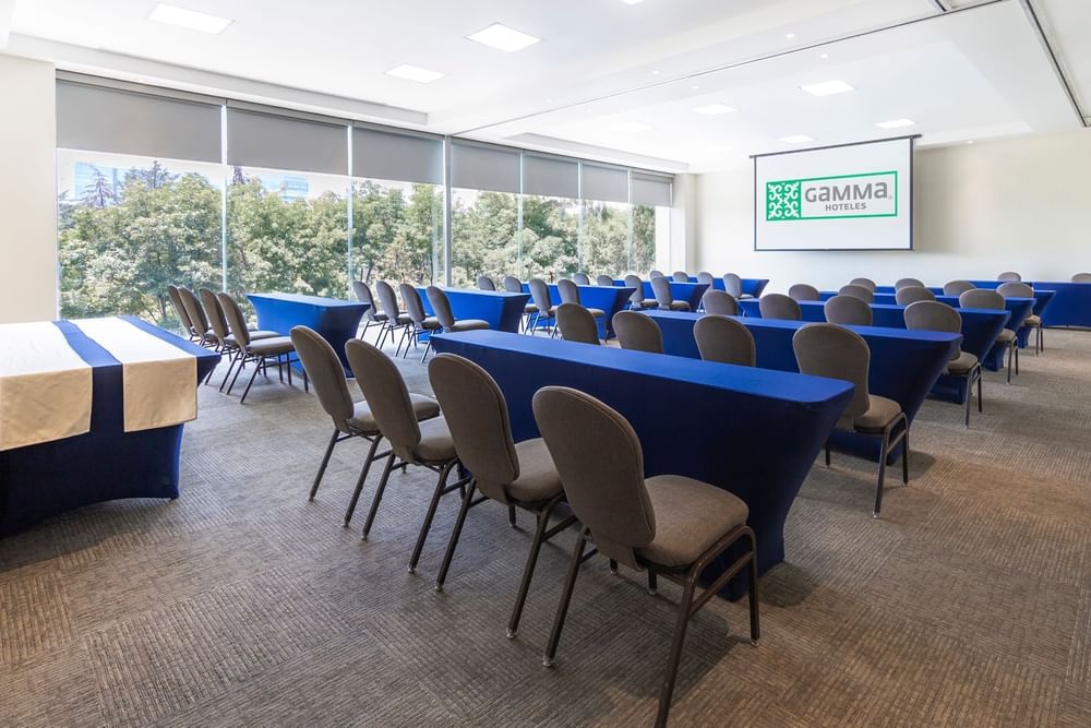 Arreglo de mesa en Sala de Reuniones de Hoteles Gamma