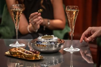 Deux flûtes de champagne et caviar servi dans un écrin argenté à l'Hotel Westminster Warwick Paris