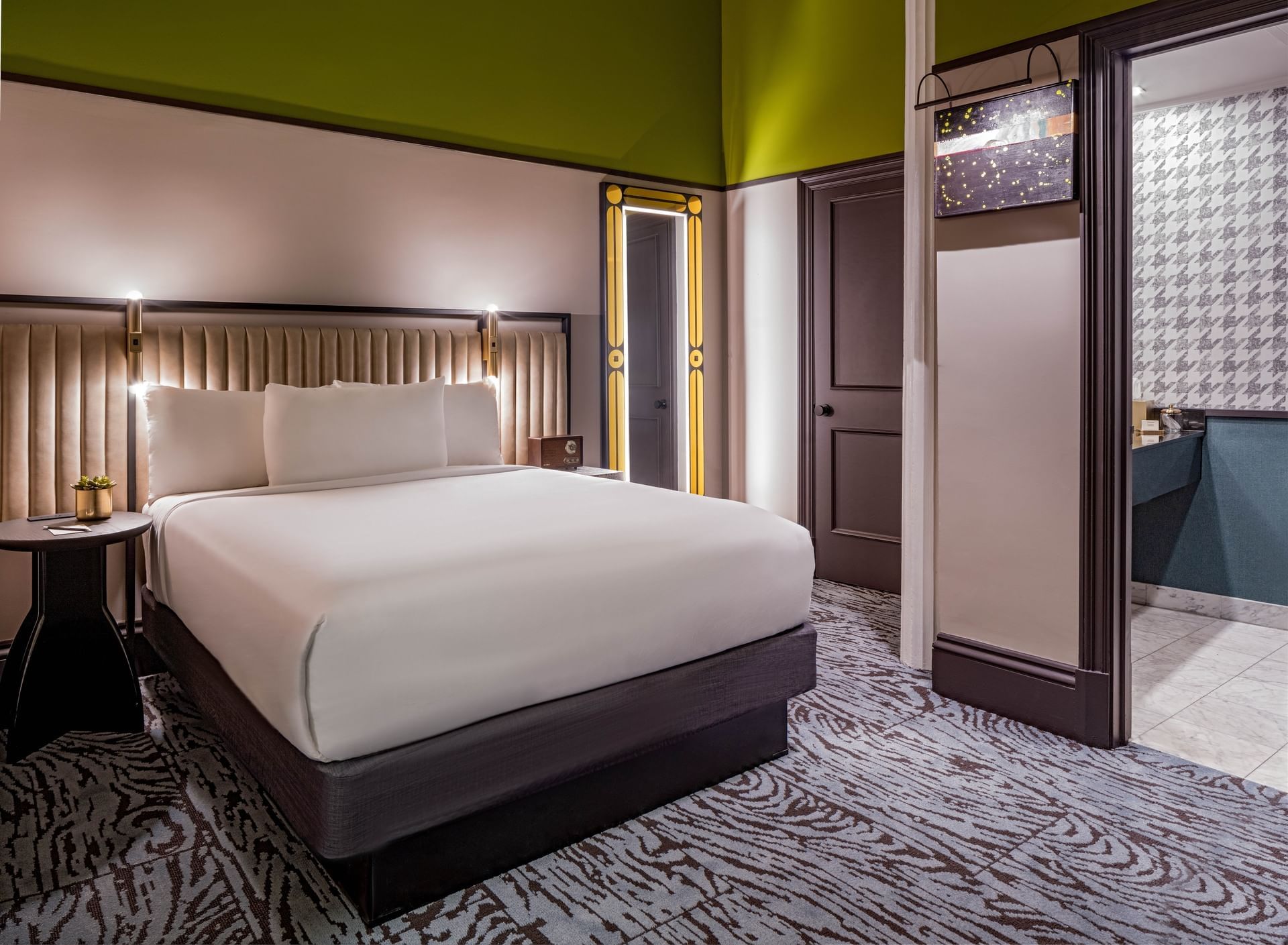 queen-bed-interior-2.jpg