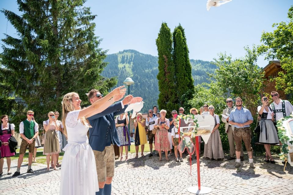 A couple releasing a pair of doves at a wedding near Liebes Rot