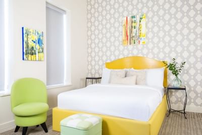 Bed with comfy pillows in a Queen Premiere Sunset at Retro Suites Hotel