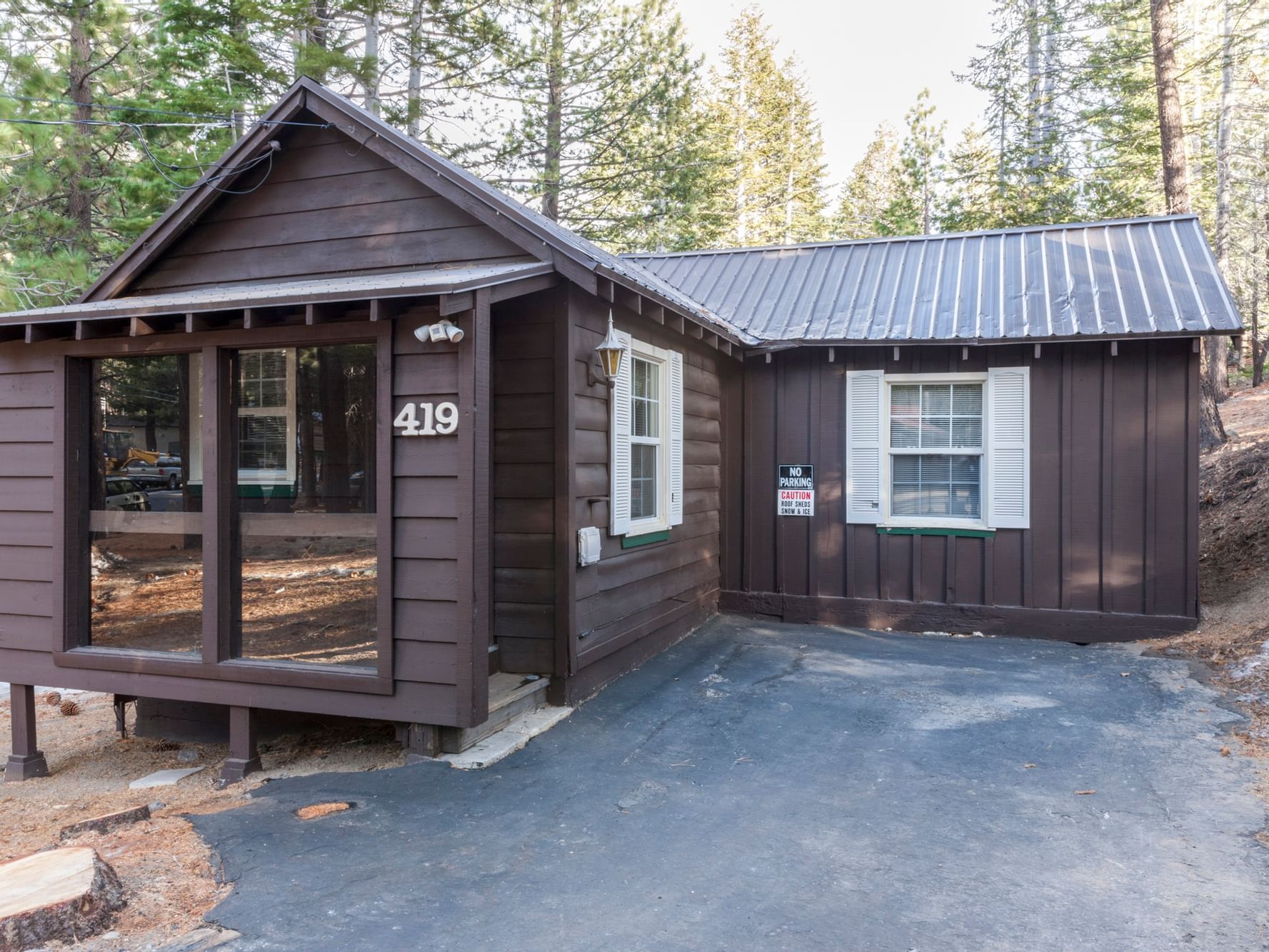 Exterior of one bedroom wooden cabin at Alpenhof Lodge