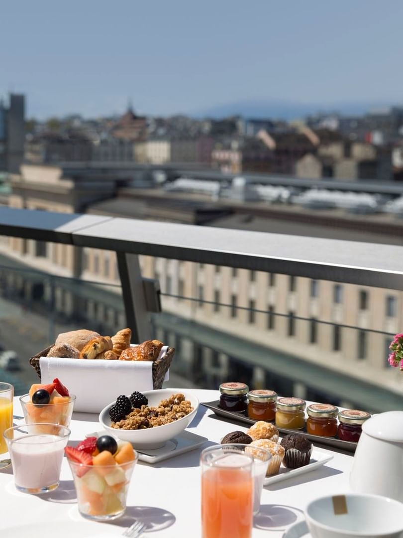 Le petit-déjeuner servi sur une table avec vue sur la ville au Warwick Geneva à Genève.