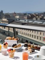 Le petit-déjeuner servi sur une table avec vue sur la ville au Warwick Geneva à Genève.
