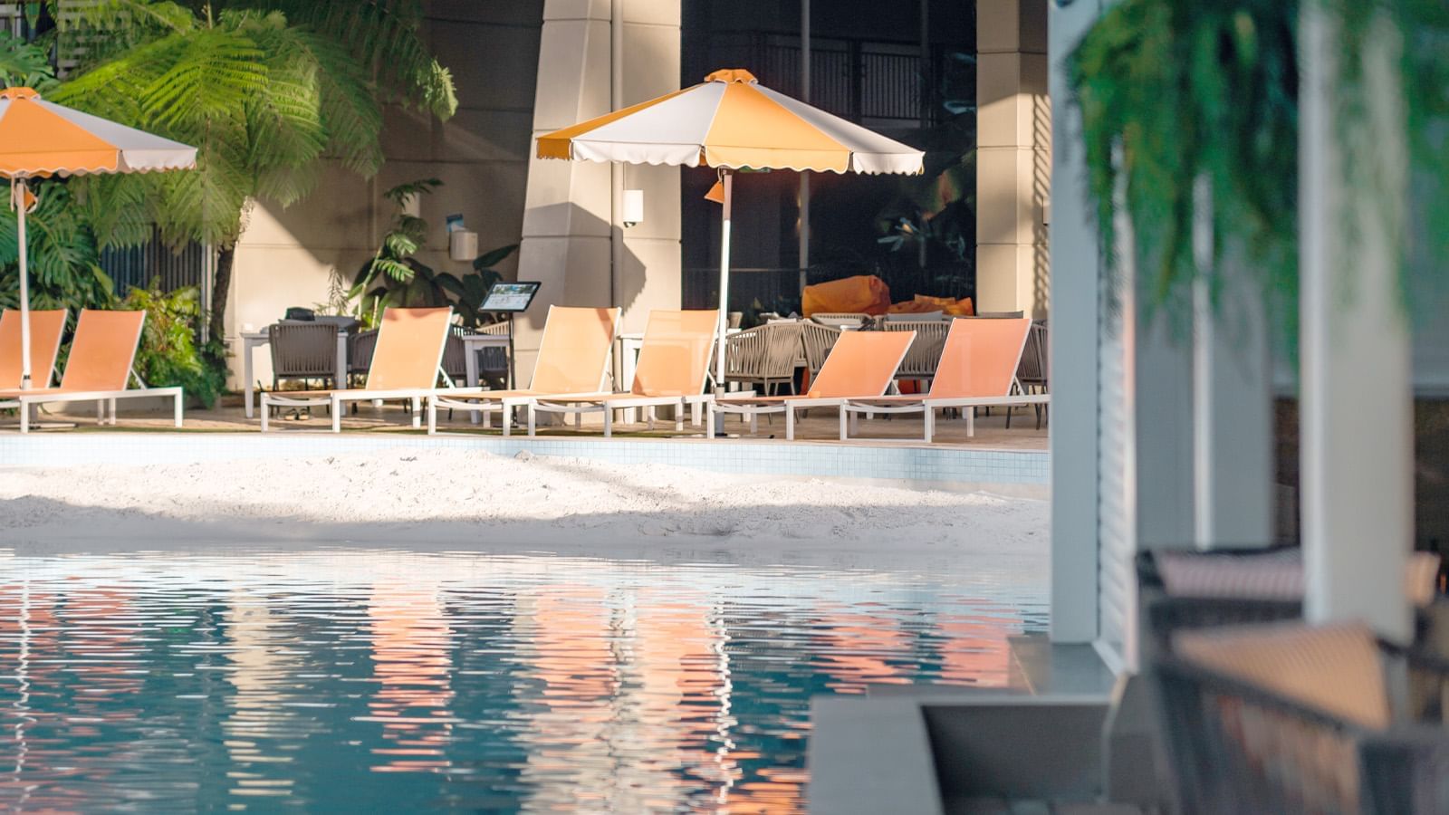 Novotel Cairns Oasis Resort pool & Beach Club bar