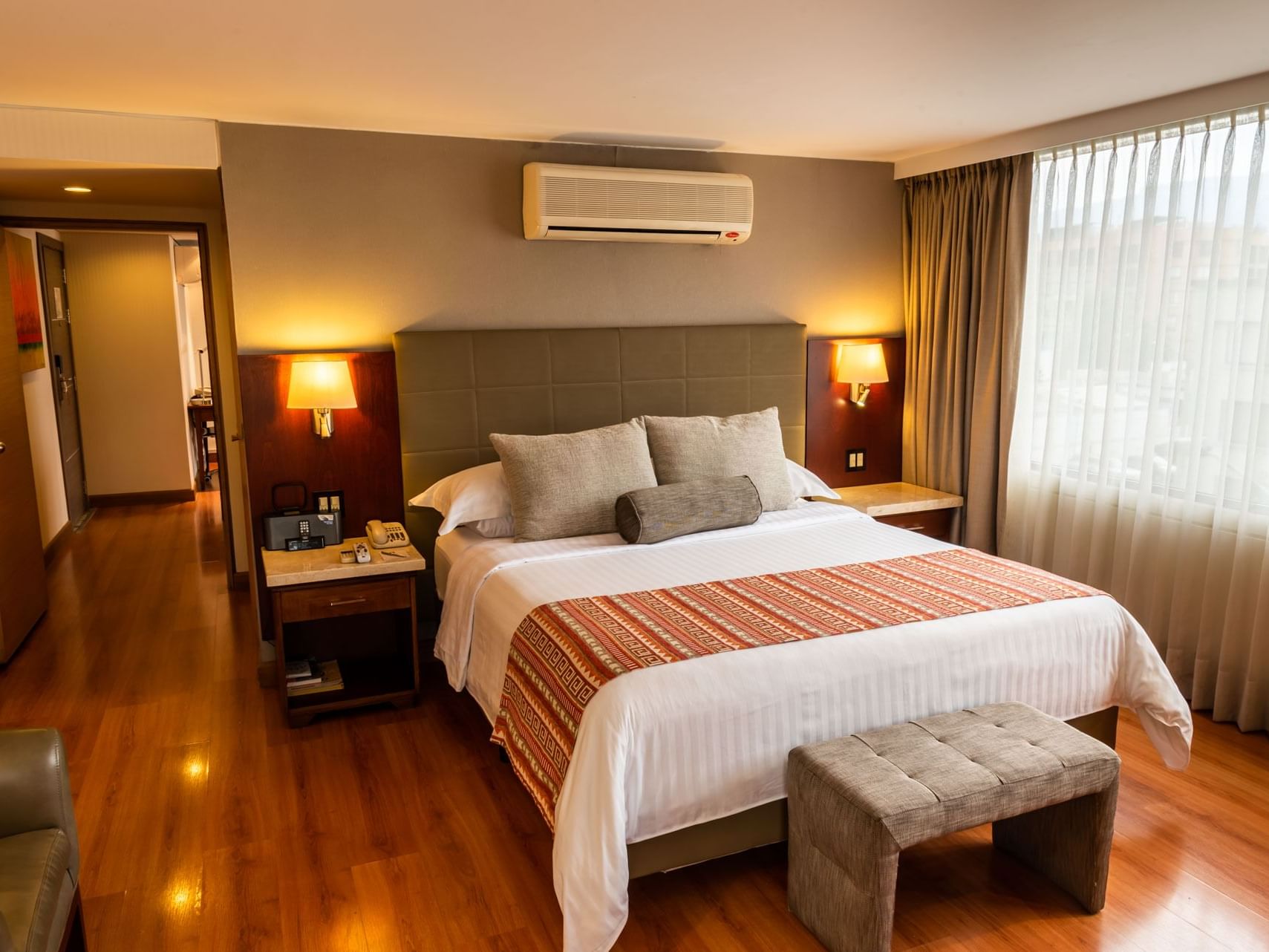 Habitacion non smoking king con balcon tipo suite en Bogota Plaza Hotel