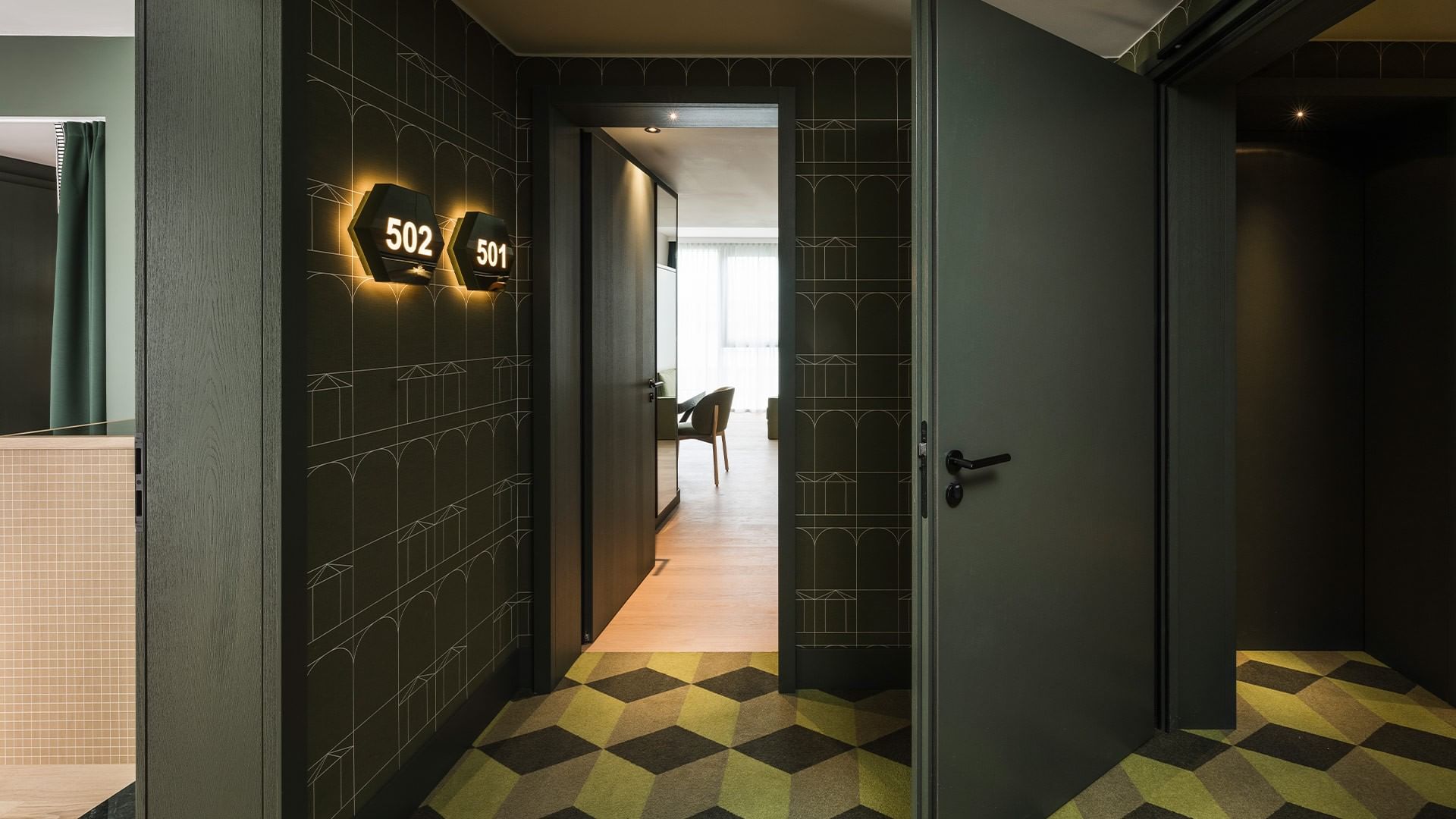 Suite Waltherpark con porta aperta e numero di stanza illuminato al Falkensteiner Hotel Bozen WaltherPark di Bolzano.