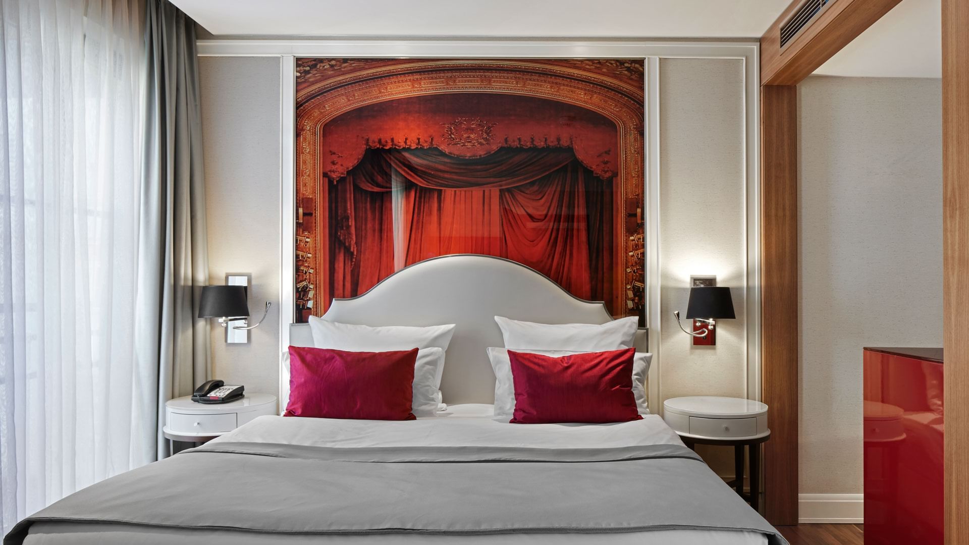 Nachttische im Superior Zimmer mit Holzboden des Titanic Gendarmenmarkt