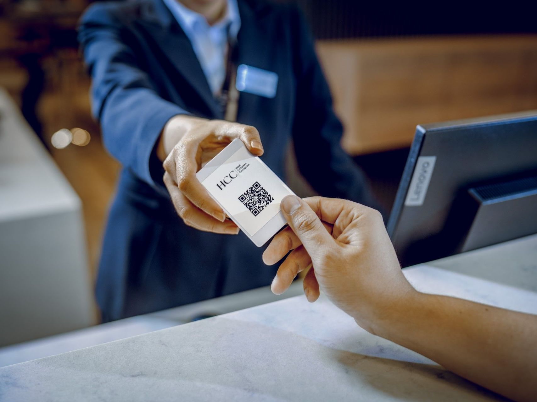 El personal de recepción del hotel HCC Costanera Concepción entrega la tarjeta de acceso a la habitación a un huésped.