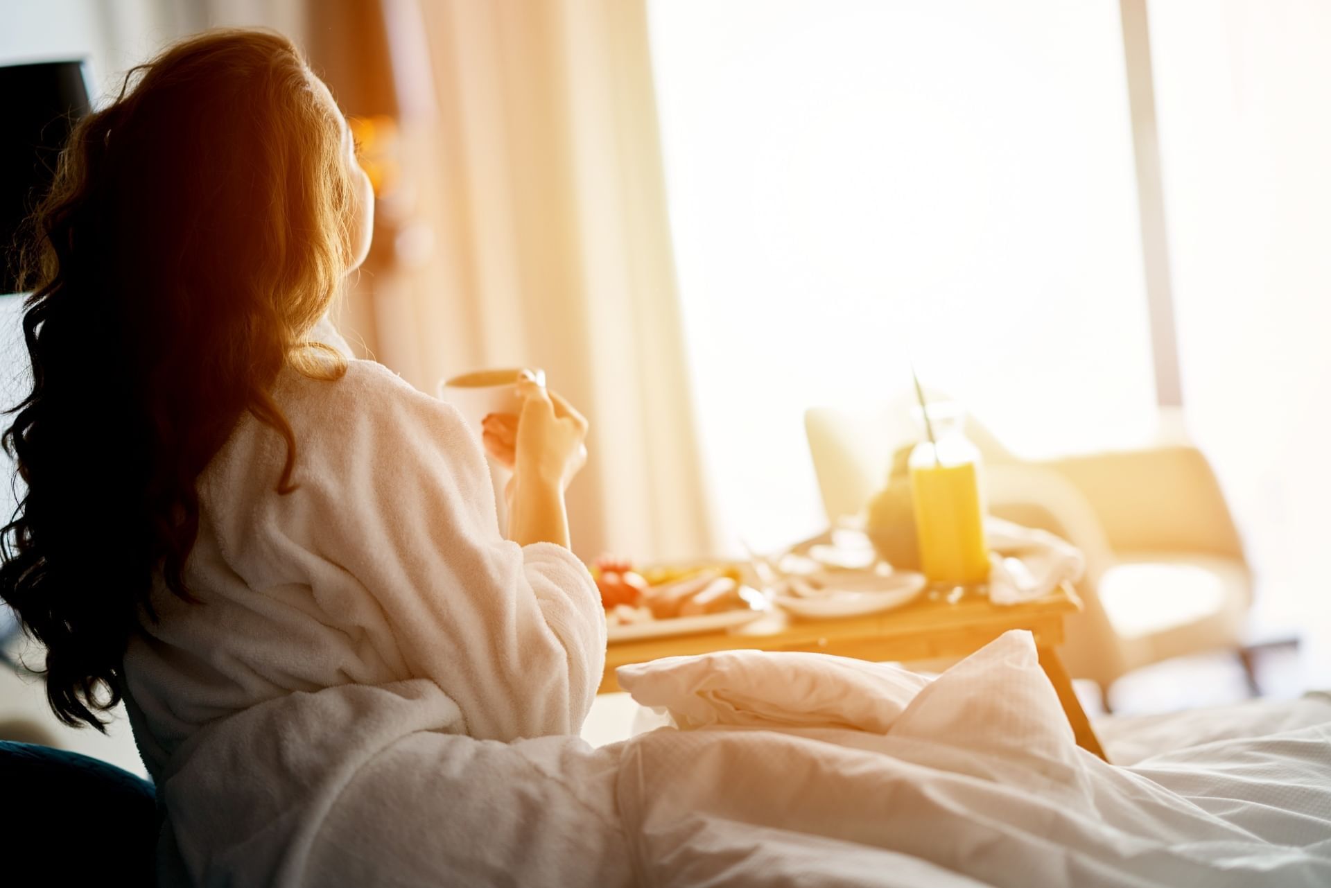 A lady having a breakfast meal with tea on bed, Mundo Imperial
