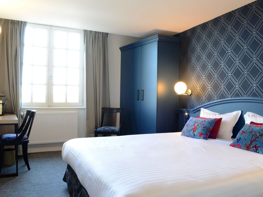 Chambre Classique room with double bed at The Originals Hotels