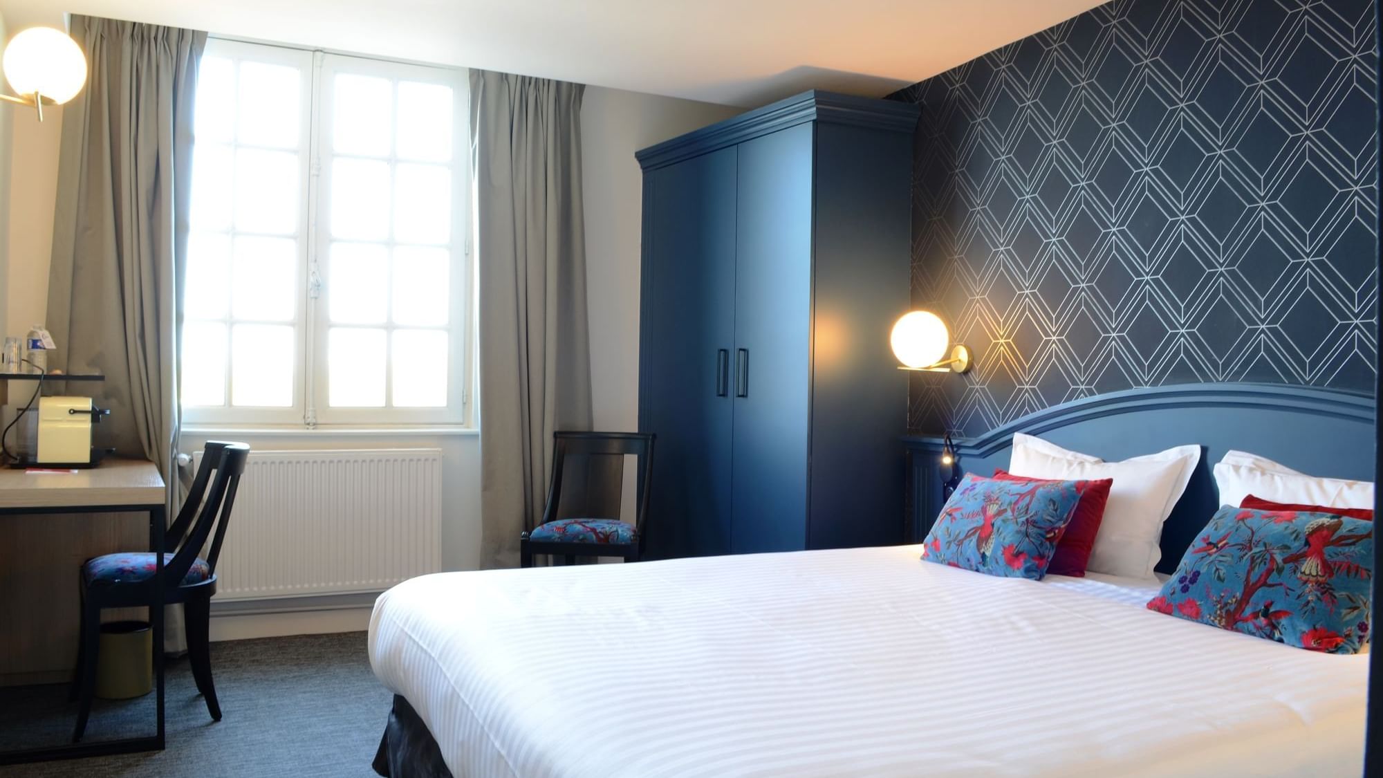 Chambre Classique room with double bed at The Originals Hotels