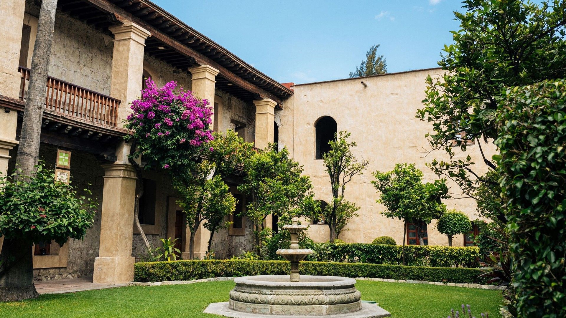 Hotel colonial muy hermoso.
 by  