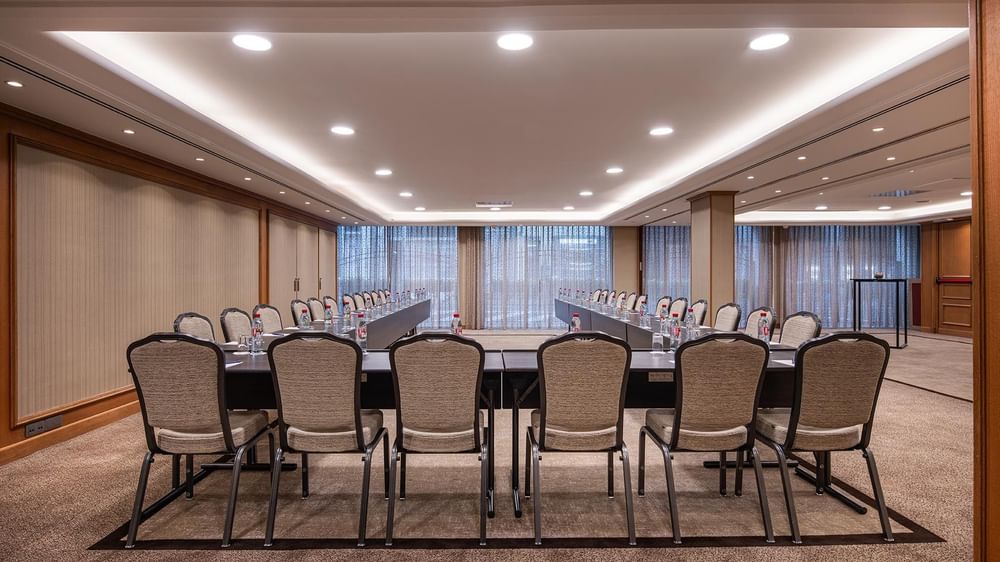 Table en U installée dans un Duquesnoy A+B à Warwick Bruxelles