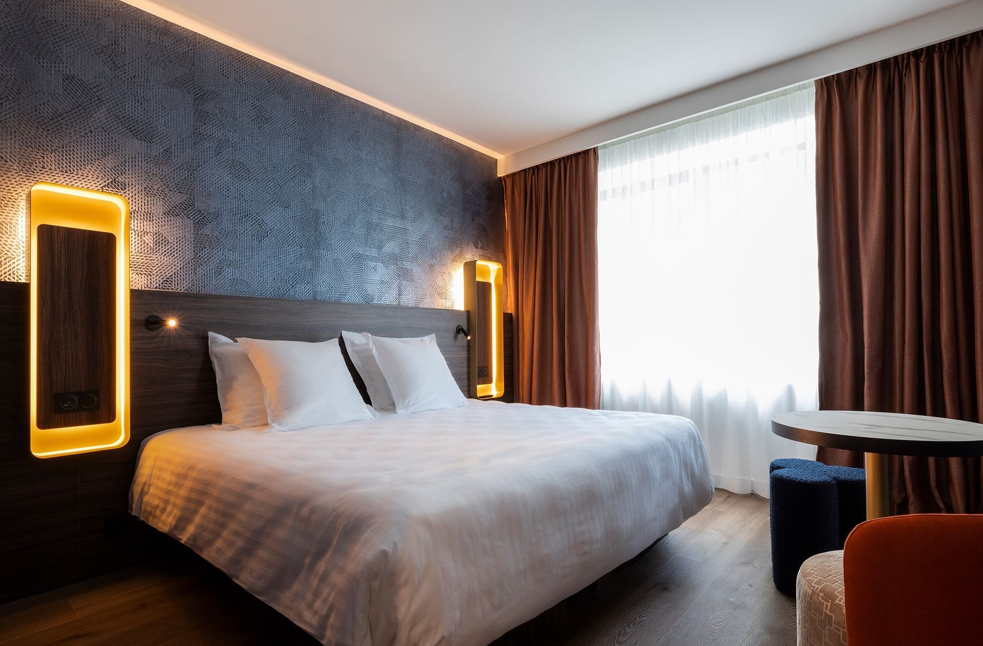 Lit confortable avec fenêtre dans une Suite à l'Oceania Le Conti Brest