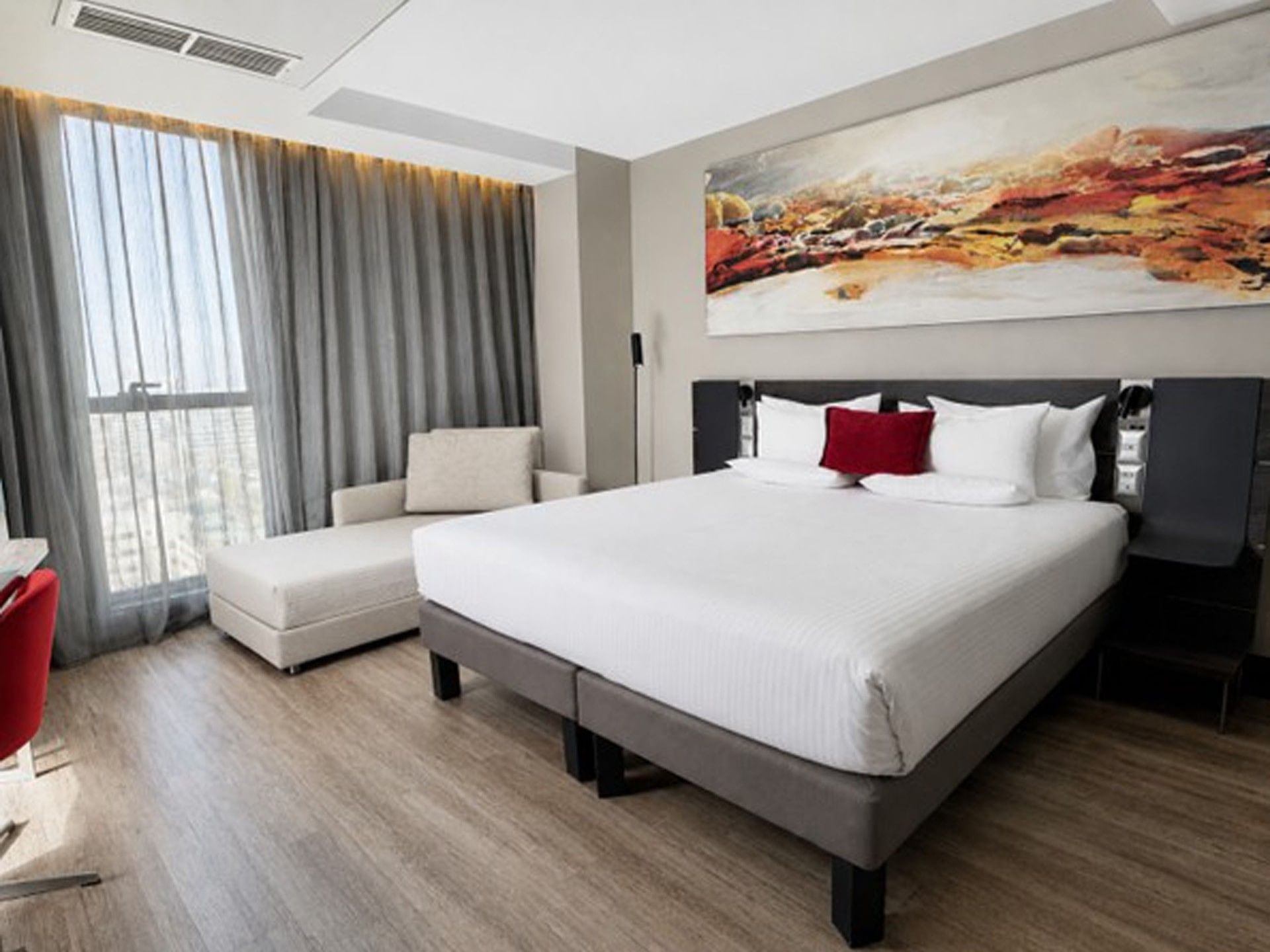 Habitación Familiar Estándar con cama queen, sofá cama junto a la ventana y arte mural en Veranda Hotel