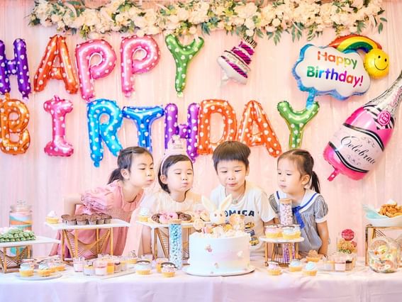 香港百樂酒店的兒童派對場地，讓小朋友在色彩繽紛的裝飾、派對帽和美味點心的歡樂氛圍中盡興而玩。