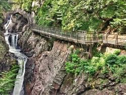 Wide shot of the High Falls Gorge near High Peaks Resort