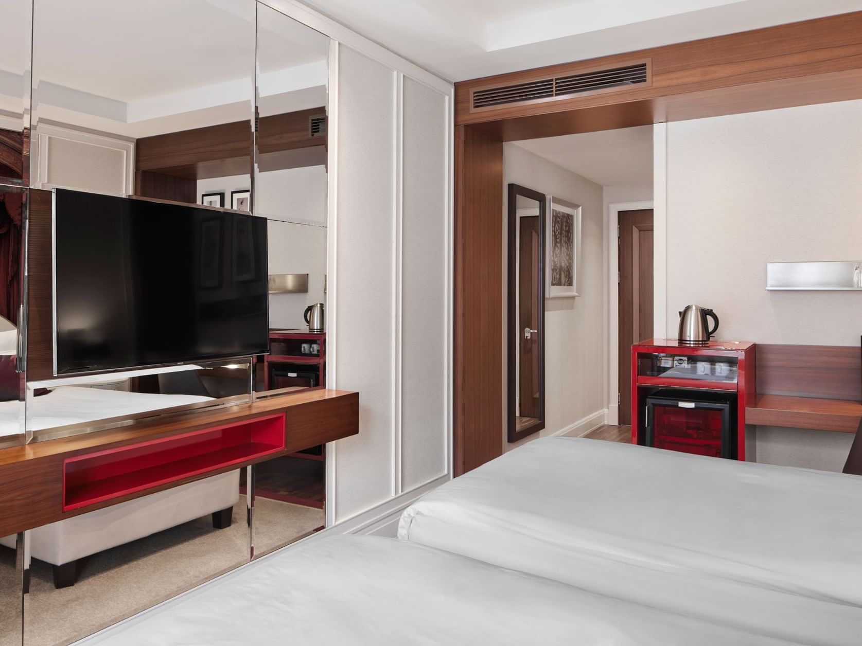 Bequeme Betten mit TV im Deluxe Zimmer des Titanic Gendarmenmarkt Berlin