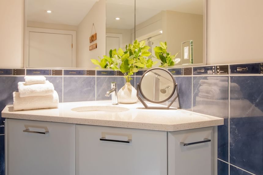 Corner bathroom vanity with mirror & towels in Superior Loft Sail Inn at Retro Suites Hotel