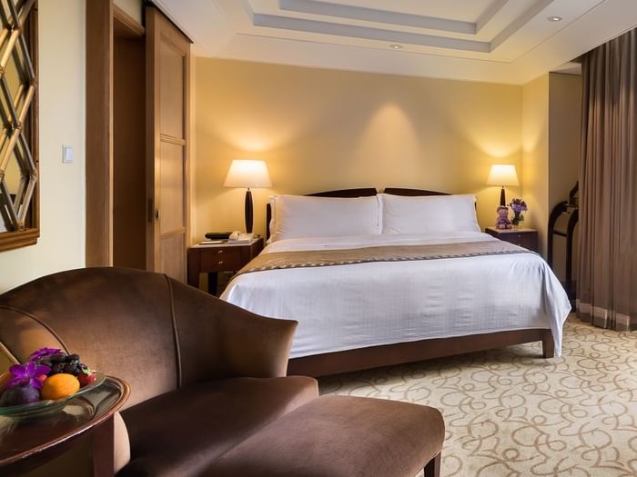 Quay Room with king bed and a sofa at Fullerton Singapore