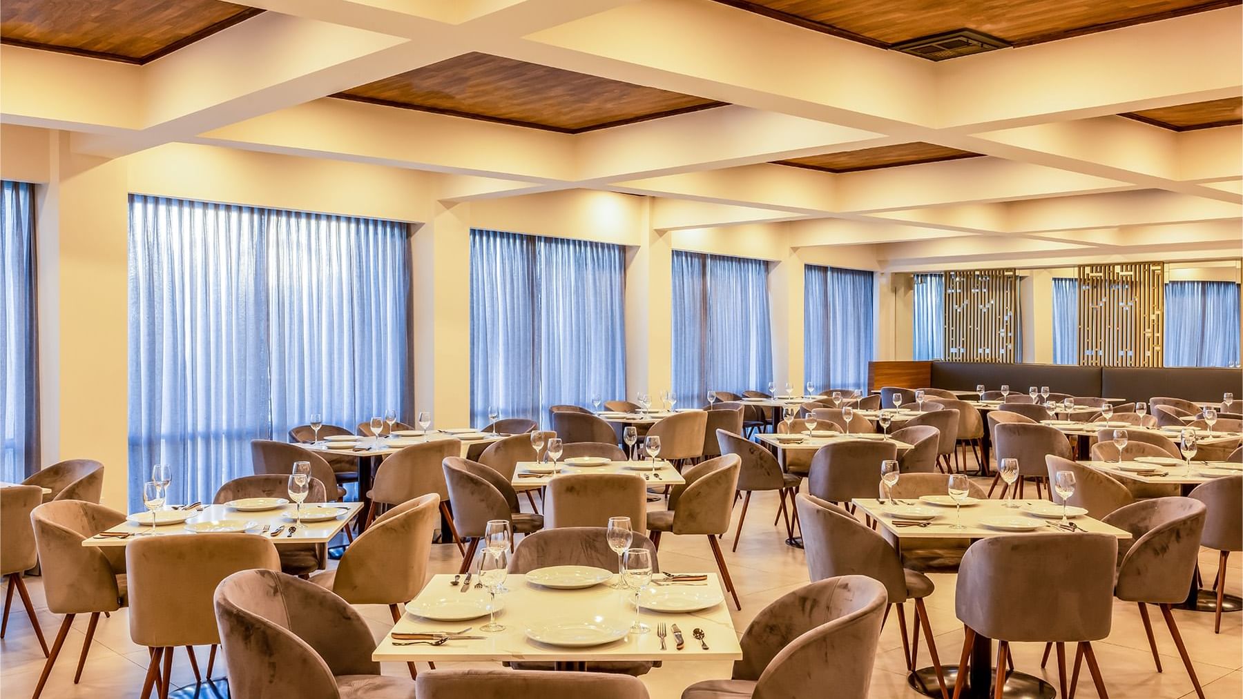 Dining tables arranged in the Restaurant at Gamma Ciudad Juarez