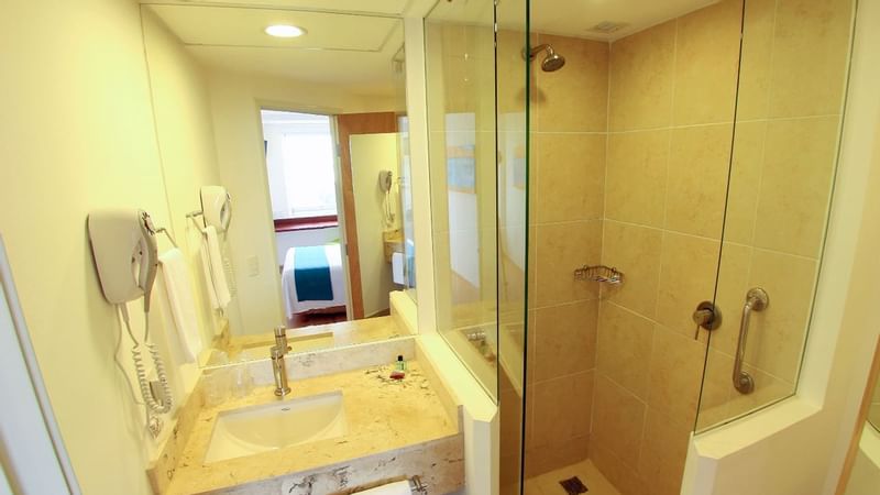 Bathroom in Superior Queen Room at One Xalapa Las Ánimas