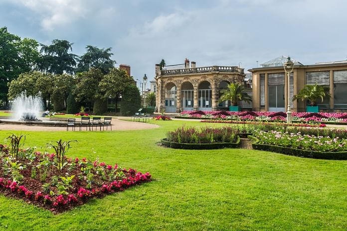 Jardin du parc du Thabor avec une fontaine près des Hôtels Oceania