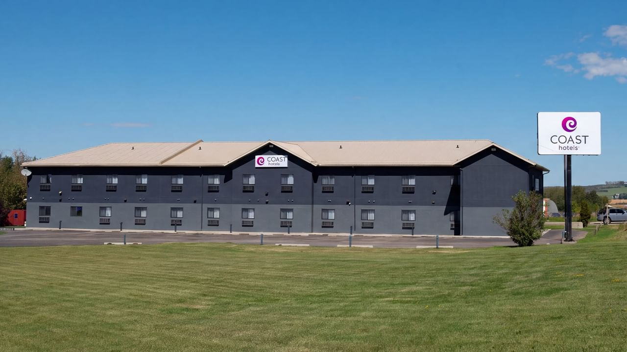 Exterior of Coast Innisfail Hotel viewed across the lawn