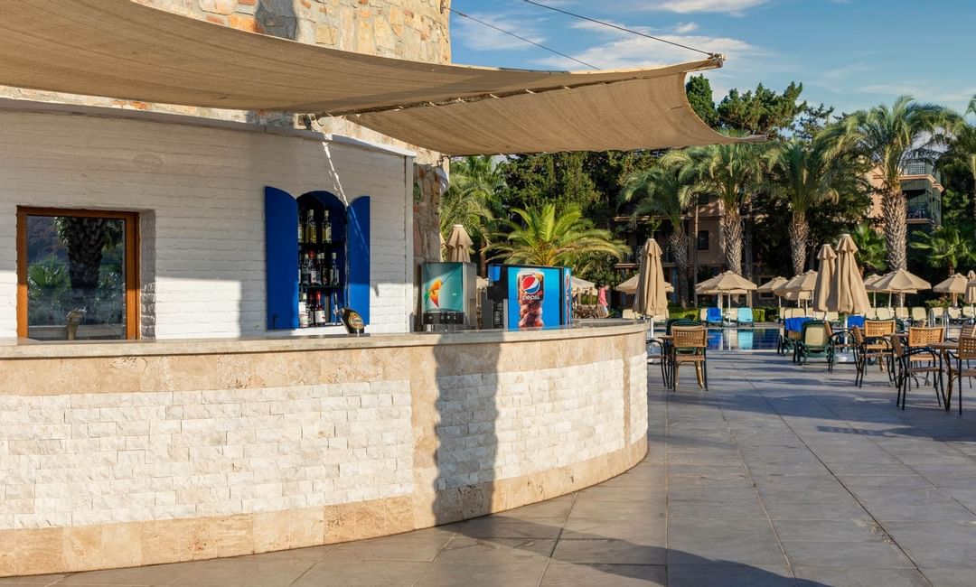 Bodrum Imperial'de havuz başındaki Samara Bar'ın dış görünümü